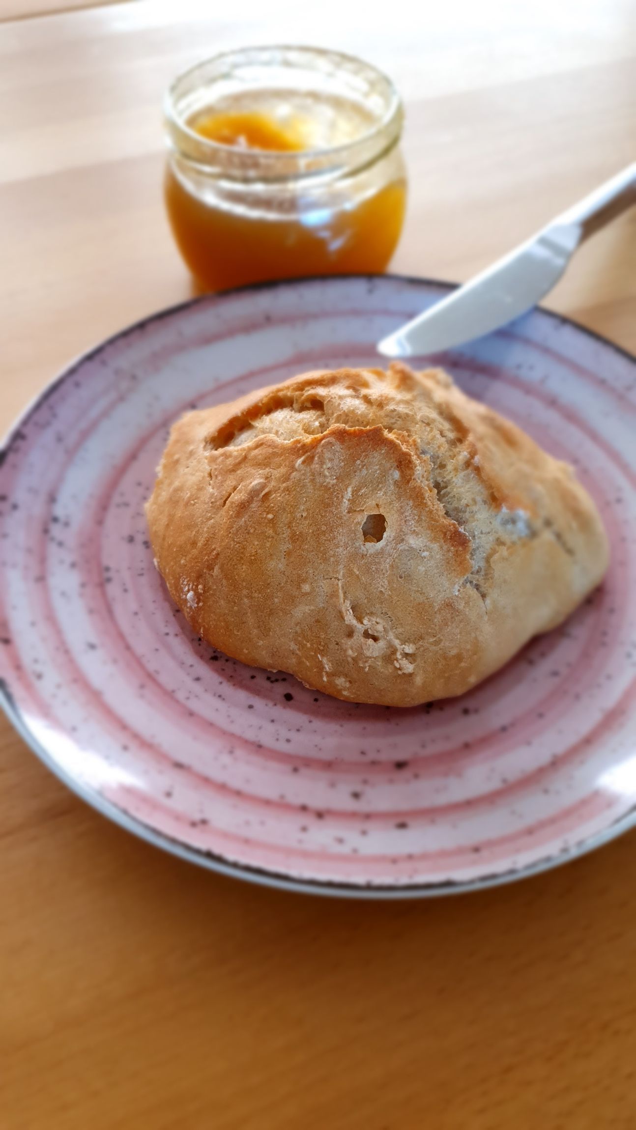 Brötchen auf einem Teller angerichtet.