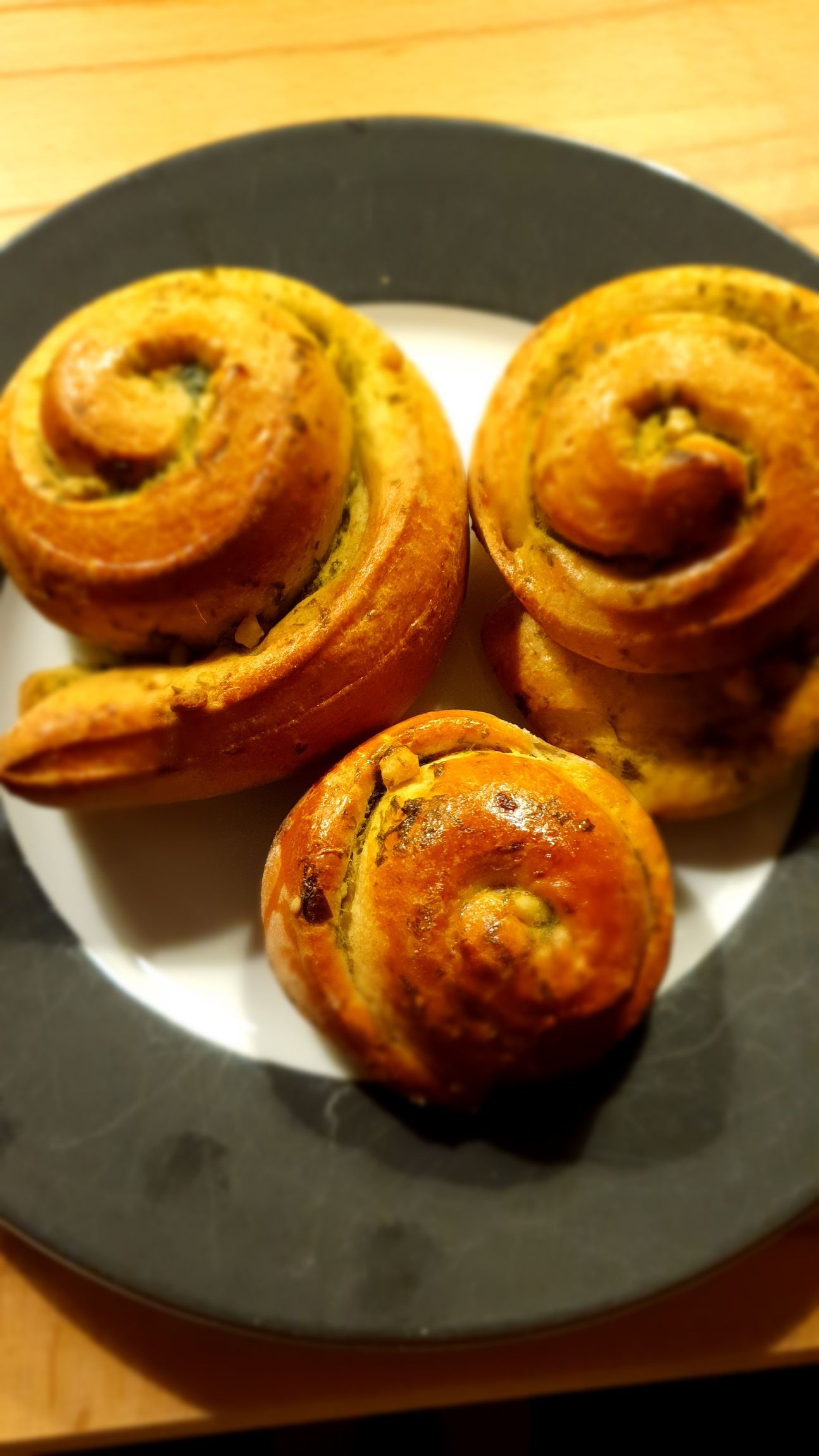 3 Bärlauch-Schnecken, angerichtet auf einem Teller