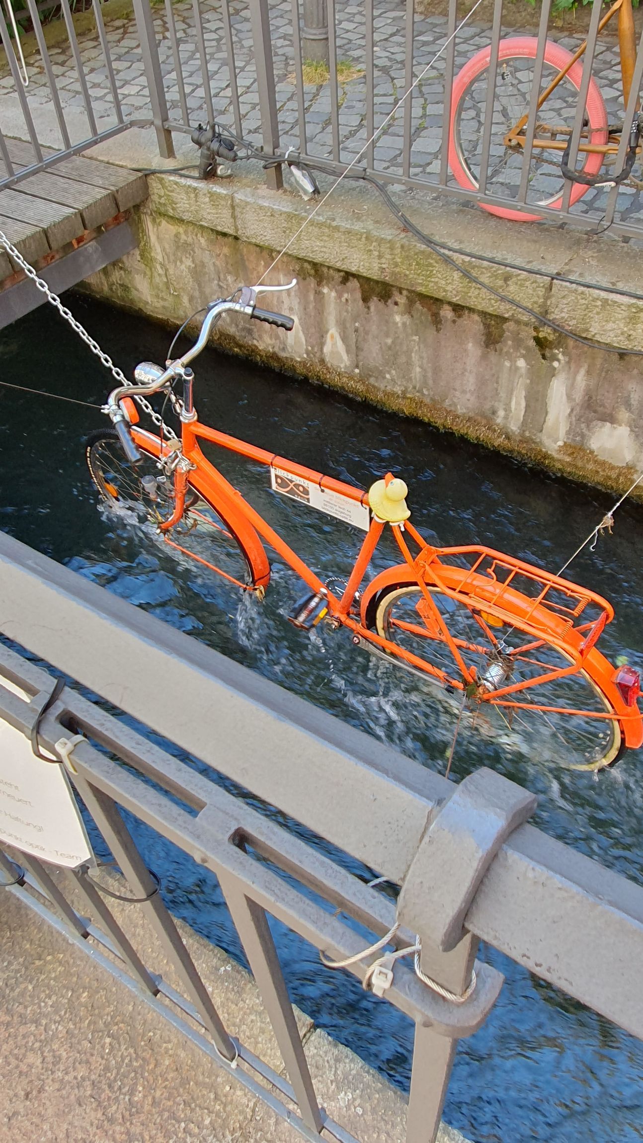 Die Räder des Fahrrads werden durch das Wasser bewegt.