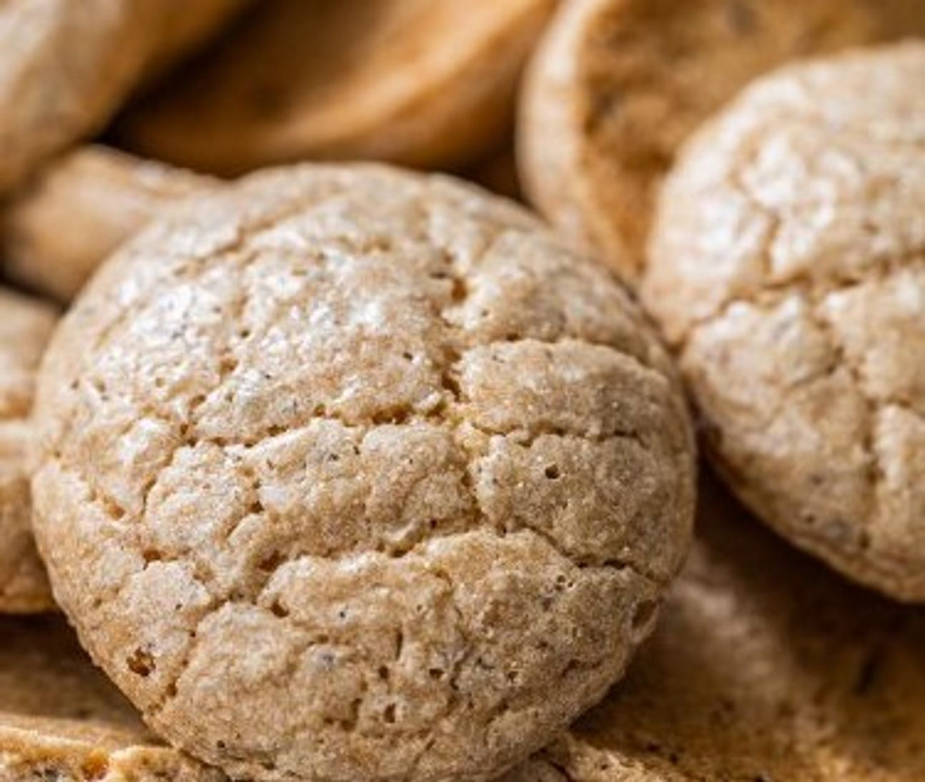 Mehrere Amaretti auf einem Haufen.