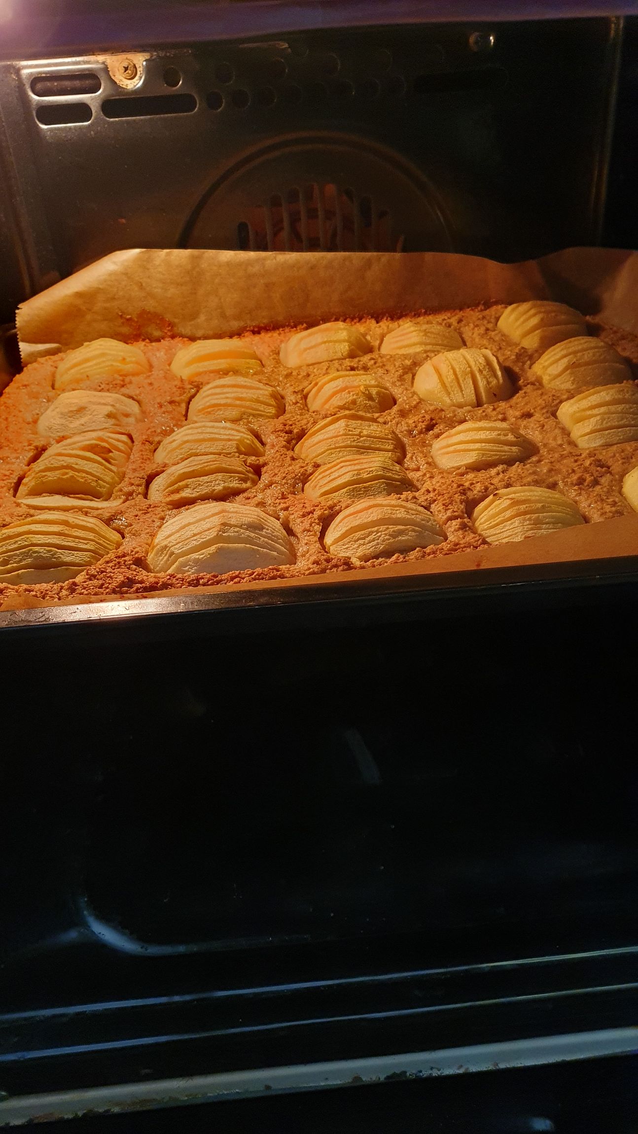 Apfelkuchen auf dem Blech.