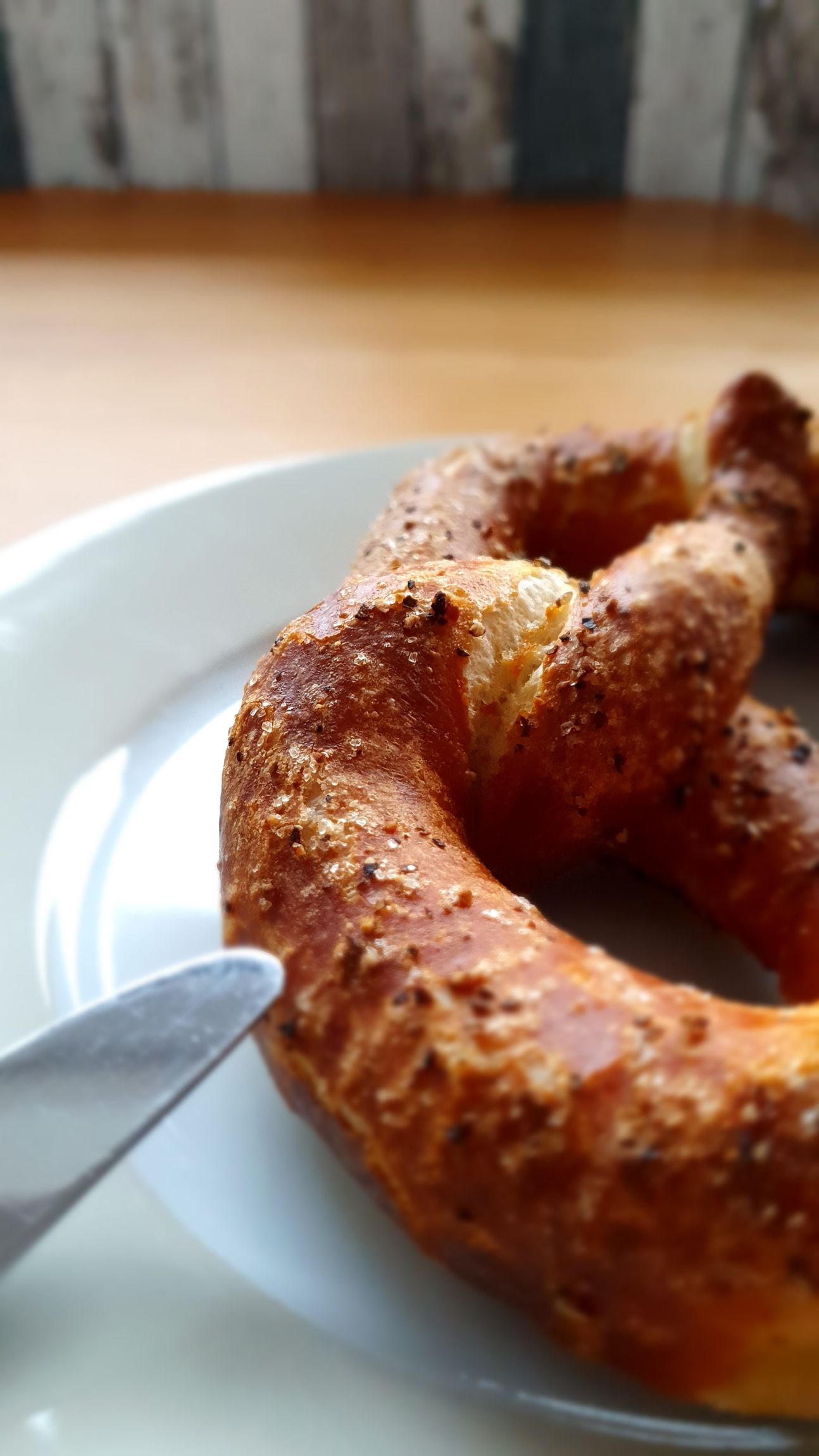 Halbe Brezel auf einem Teller.