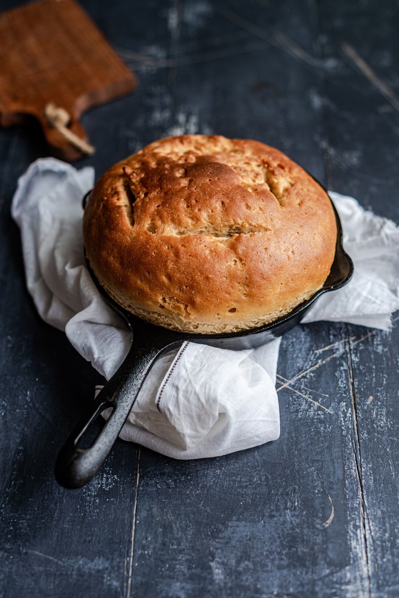 Ein Brioche in einer kleinen Eisenpfanne.