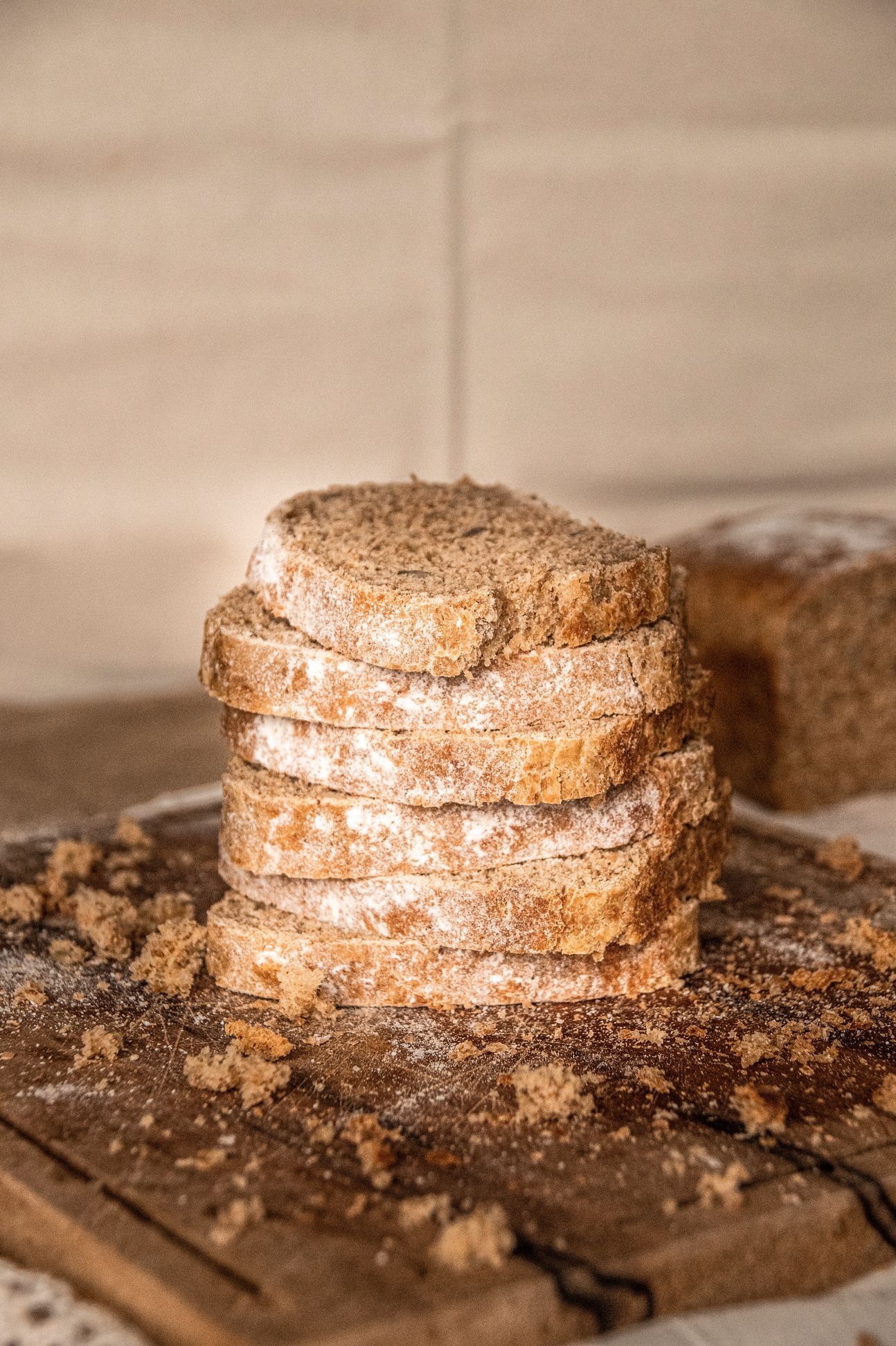 Aufgeschnittenes Brot, übereinander gestapelt.