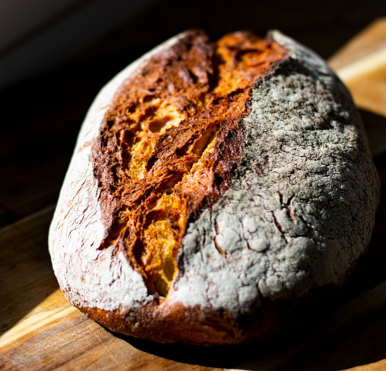 Bemehlter Laib Brot mit Knusperkruste.