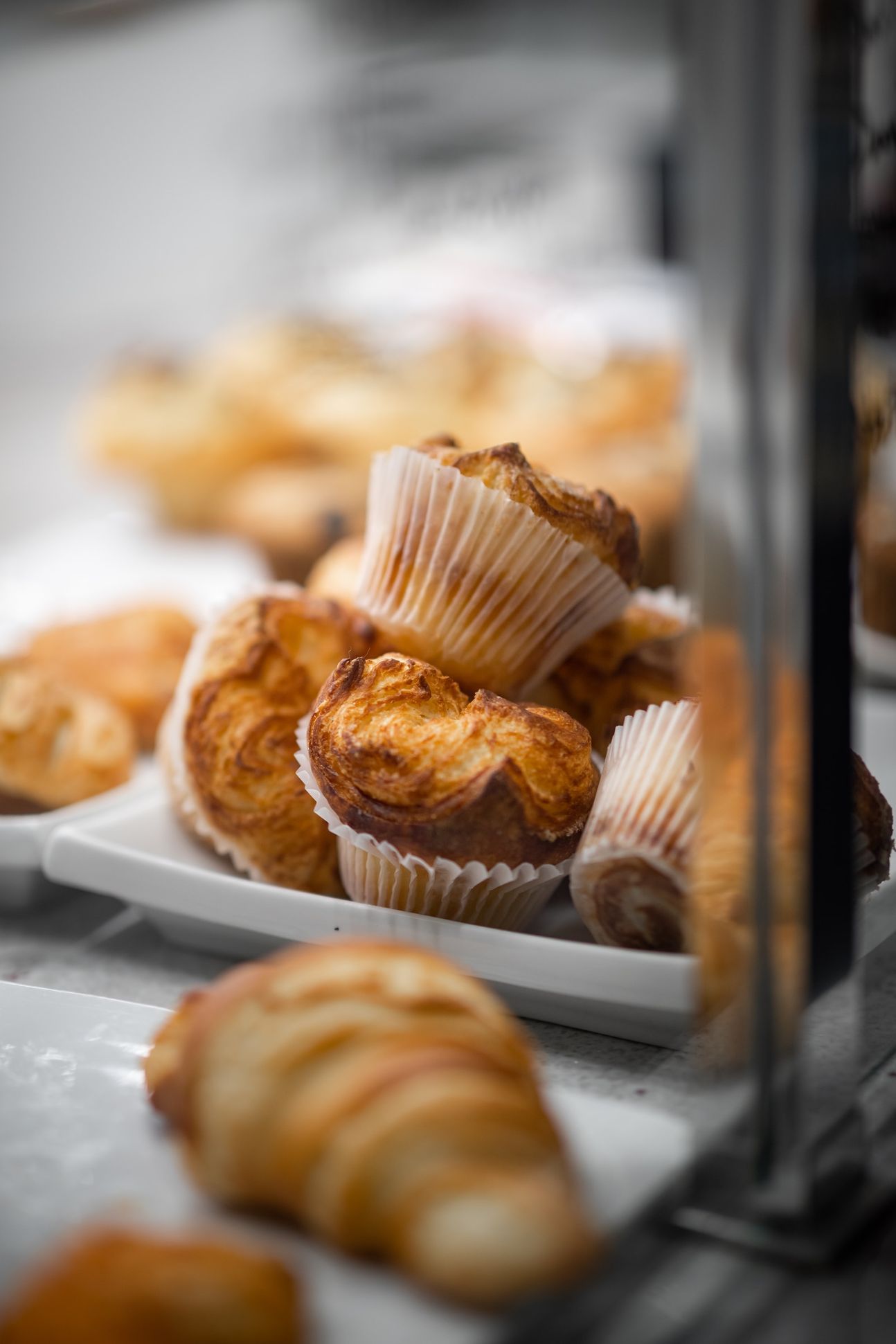 Ein Berg von Brot-Muffins übereinander und nebeneinander gelegt.