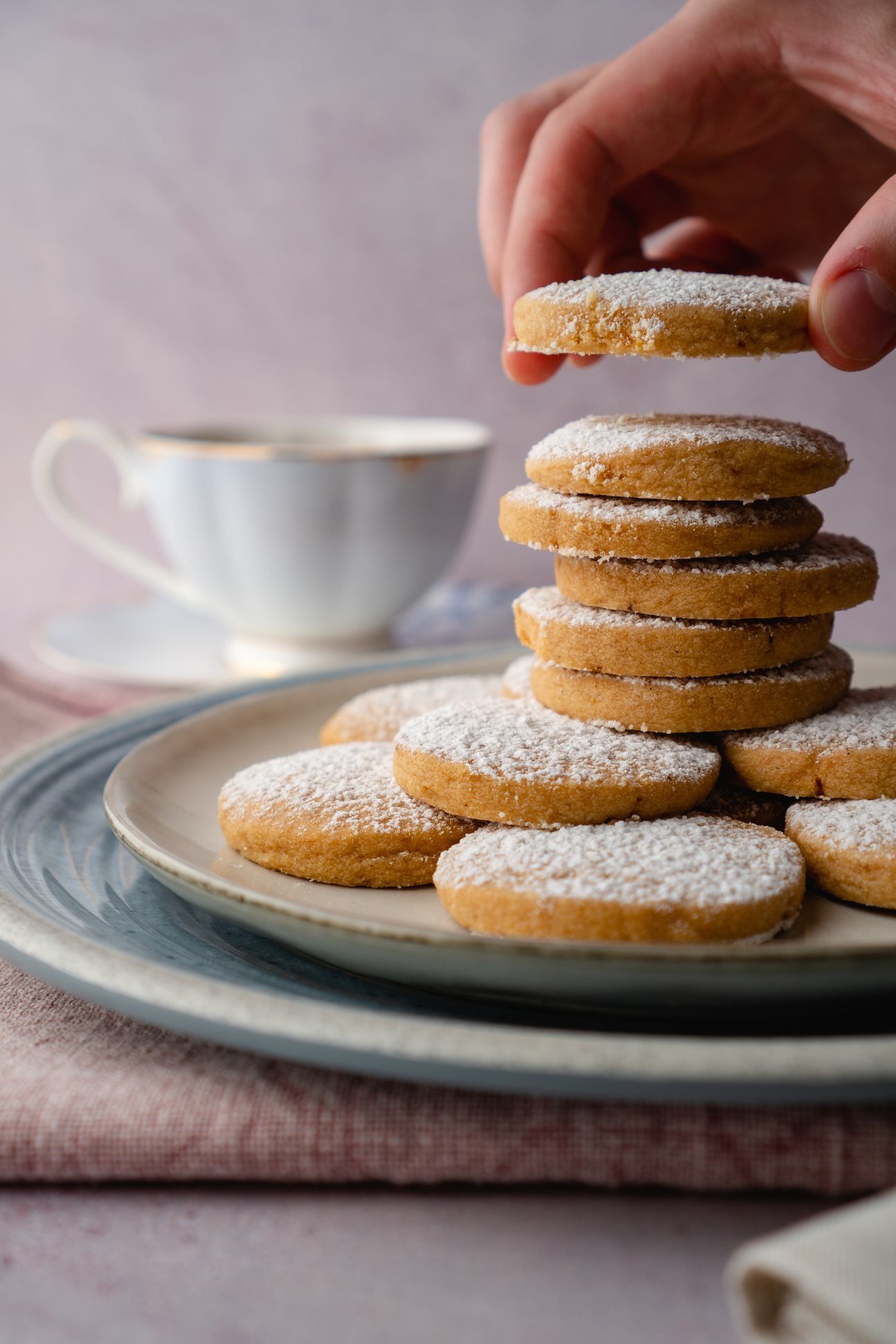 Aufgetürmte Butterplätzchen mit Puderzucker bestreut.