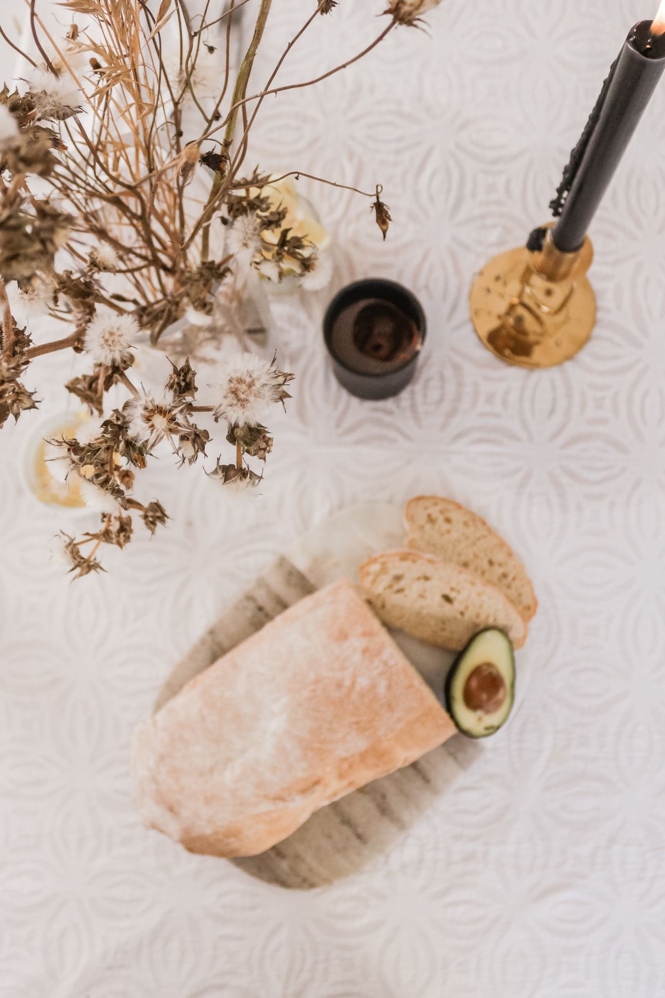 Schön angerichtetes typisches Ciabatta-Brot, teils am Stück, teils aufgeschnitten.