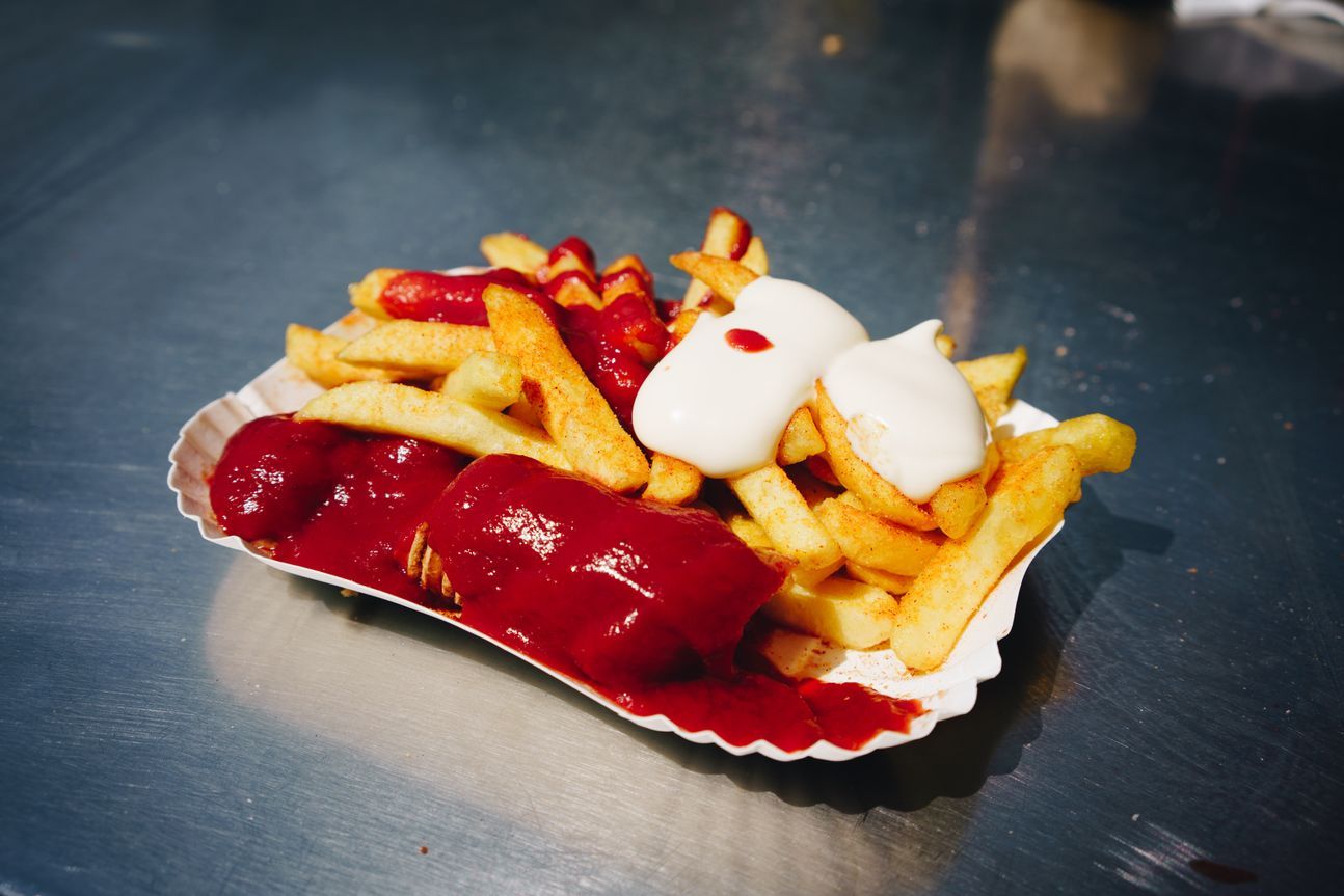 Currywurst mit Soße und Pommes