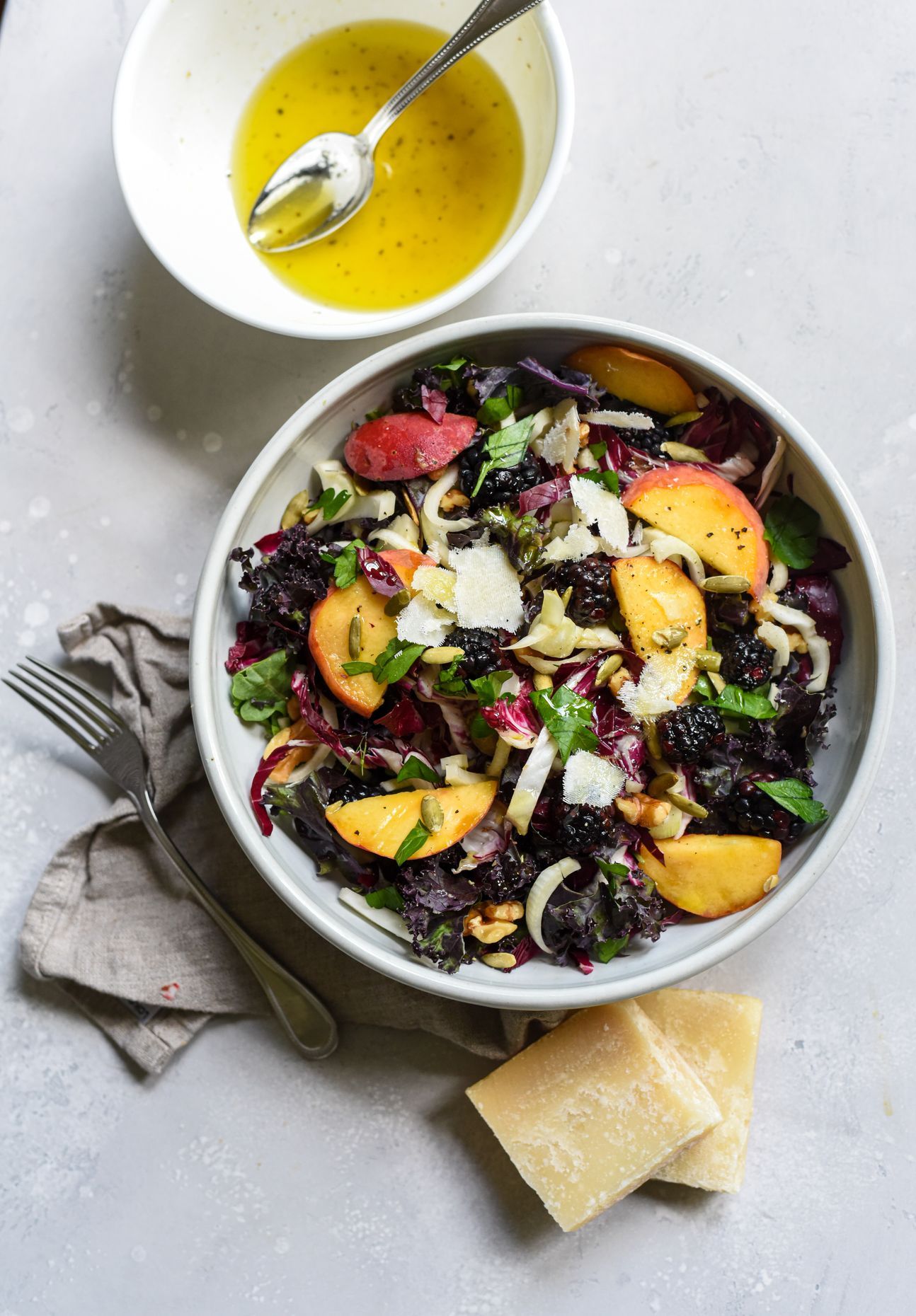 Ein Teller mit Salat, daneben ein Schälchen mit Salatsoße.