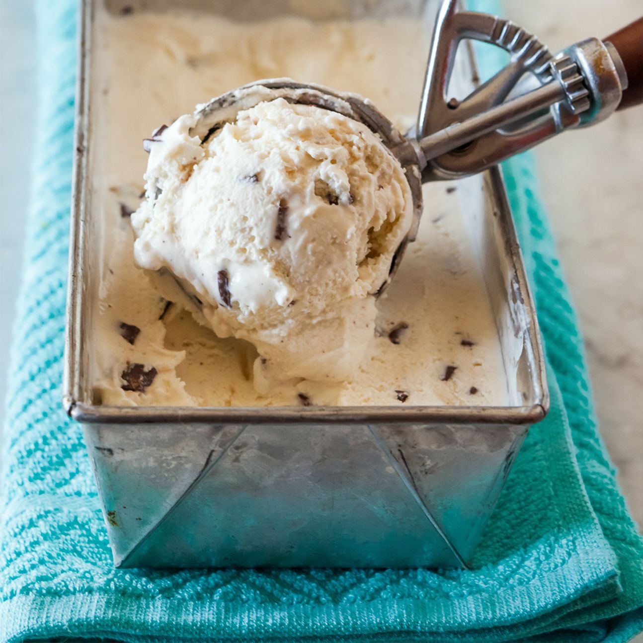 Eiscreme in einer Kastenform auf türkis-farbenem Tuch.