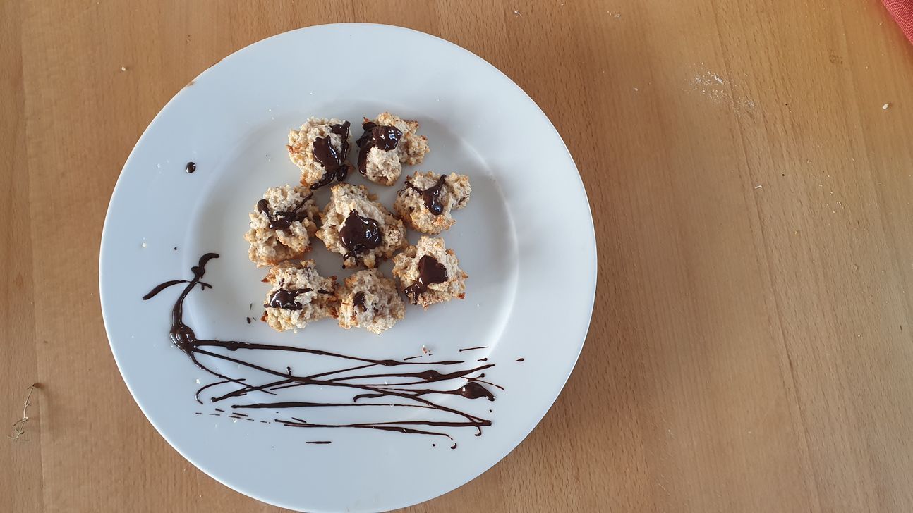 Ein einzelnes Plätzchen, dekoriert mit einem Thymianzweig.