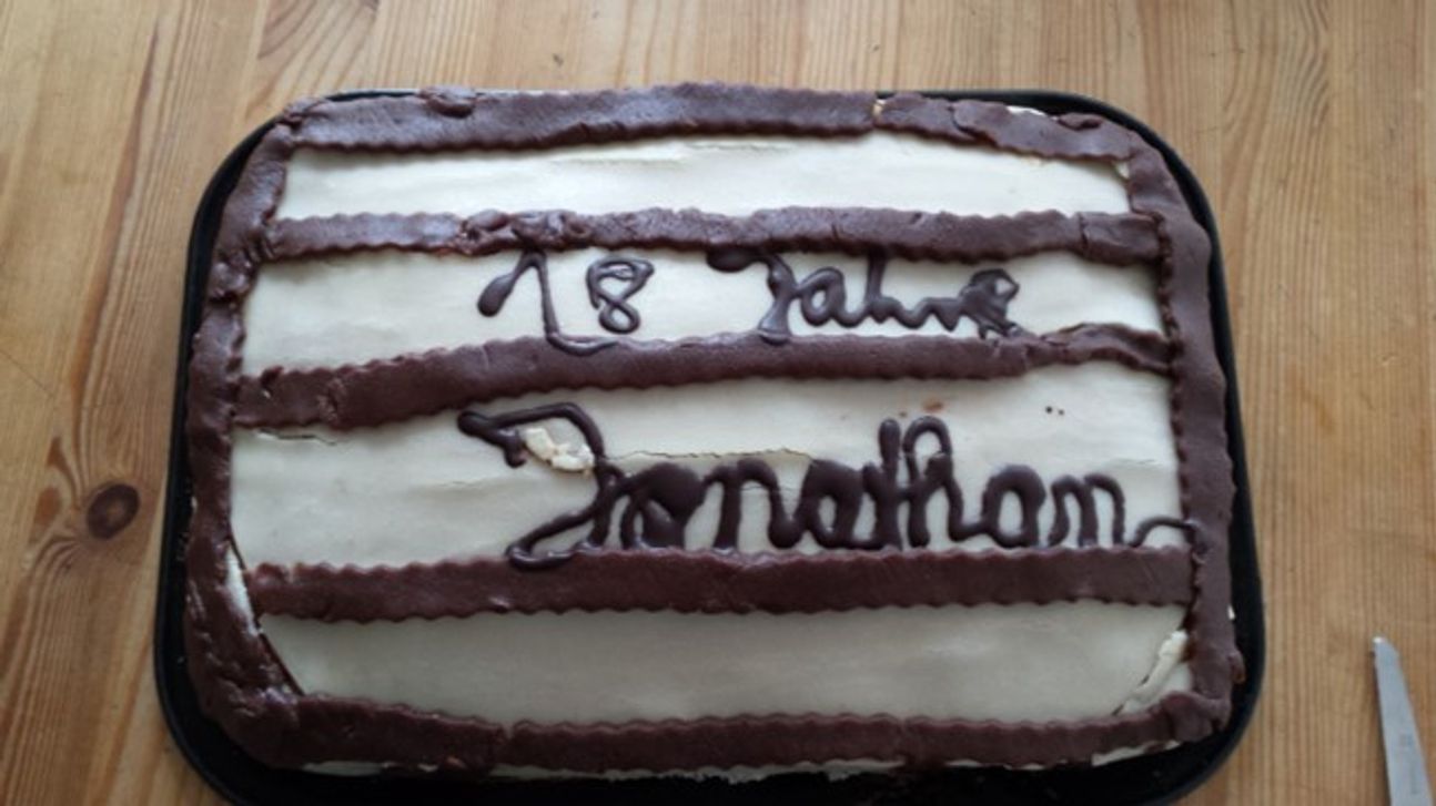 Ein eckiger Kuchen beschriftet.