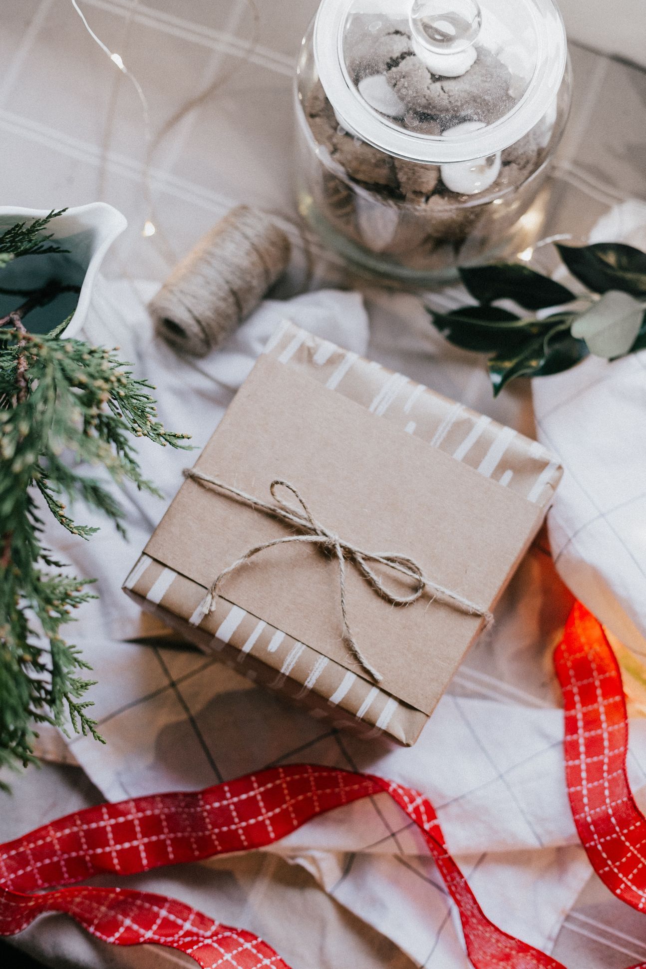 Geschenkpäckchen mit Schleife, dekoriert mit roter Schleife.