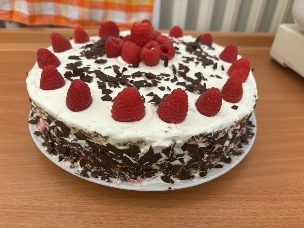 Torte mit Sahne, Himbeeren und Schoko