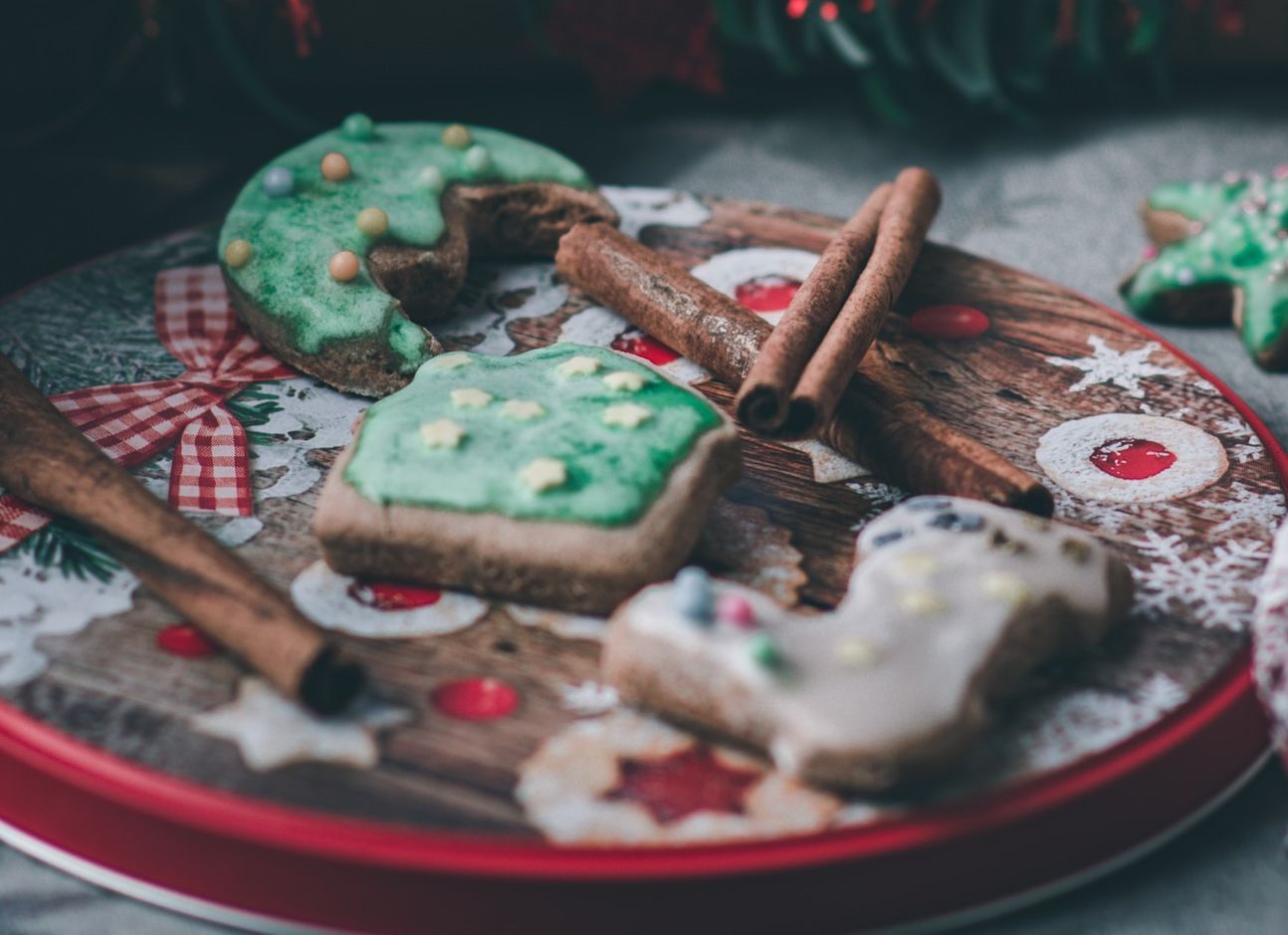 Verschiedene Lebkuchen, bunt dekoriert, auf einem Teller.