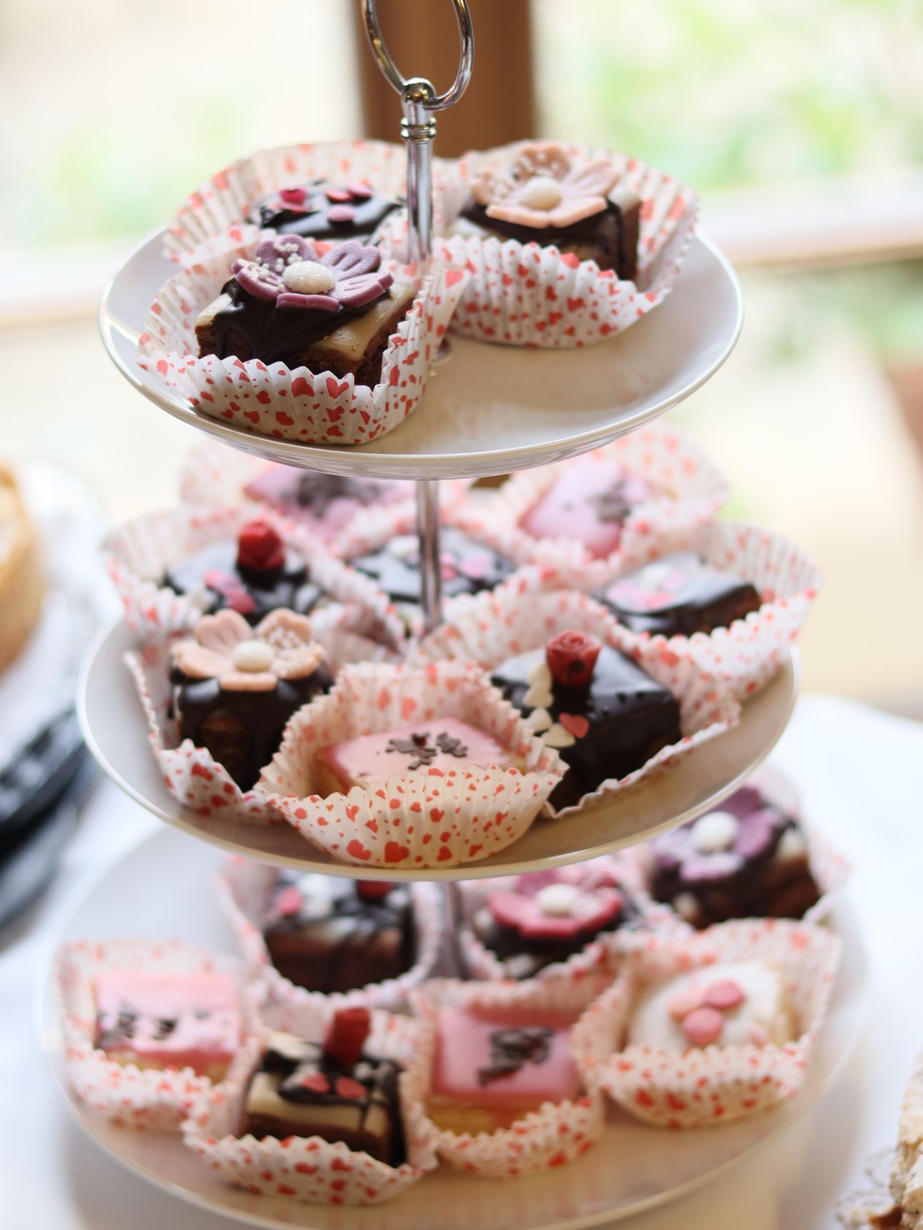 Verschiedene Petits fours auf einer Etagére.