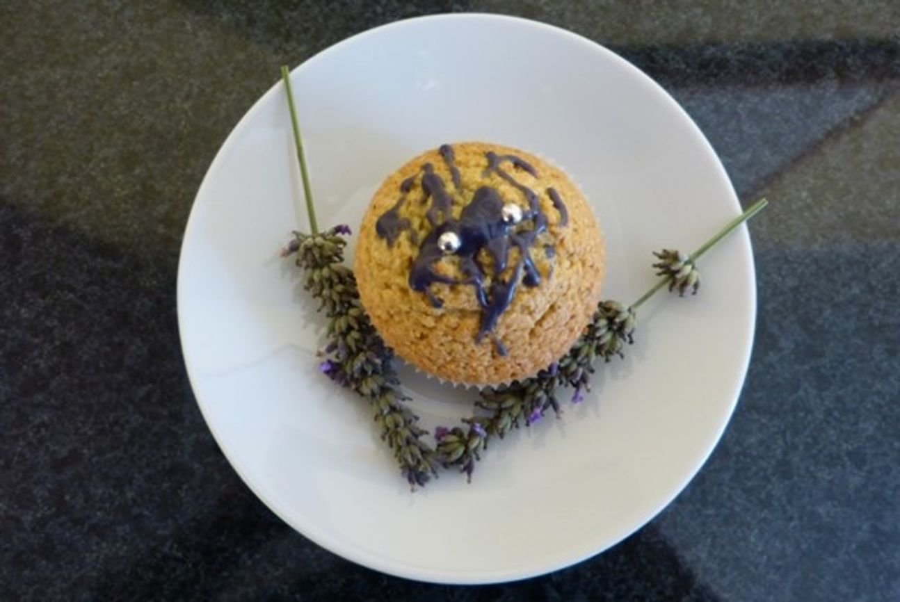 Muffin, dekoriert mit Lavendel und silbernen Ess-Perlen. 