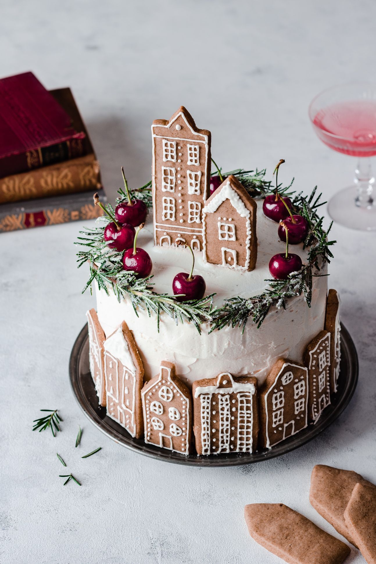 Mehrstöckige Torte mit Buttercreme, Kirschen und Lebkuchen.