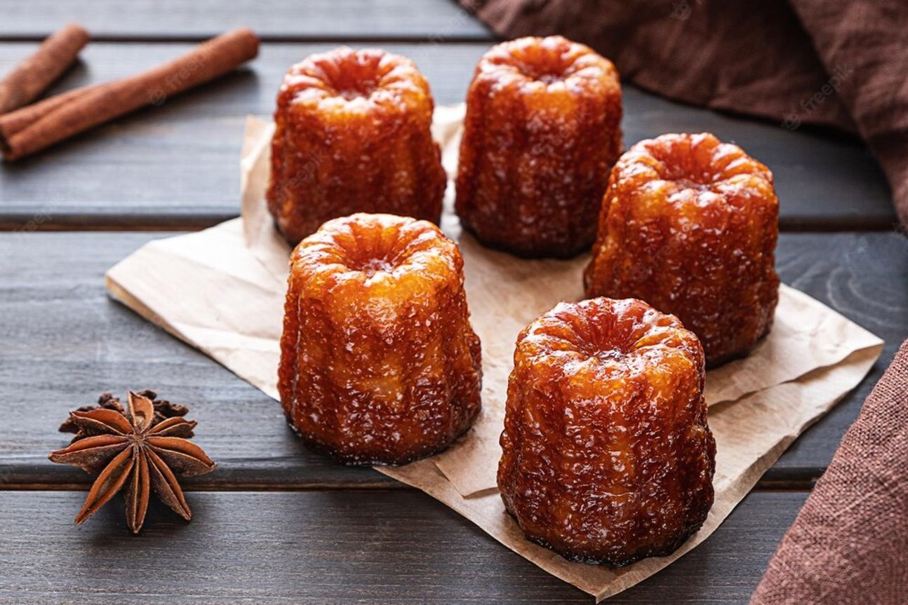 5 Cannelés, also kleine Napfkuchen.