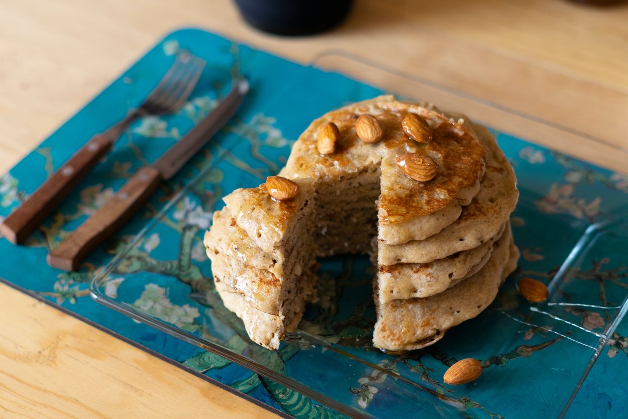 Runder Kuchen auf blauem Tablett, angeschnitten.