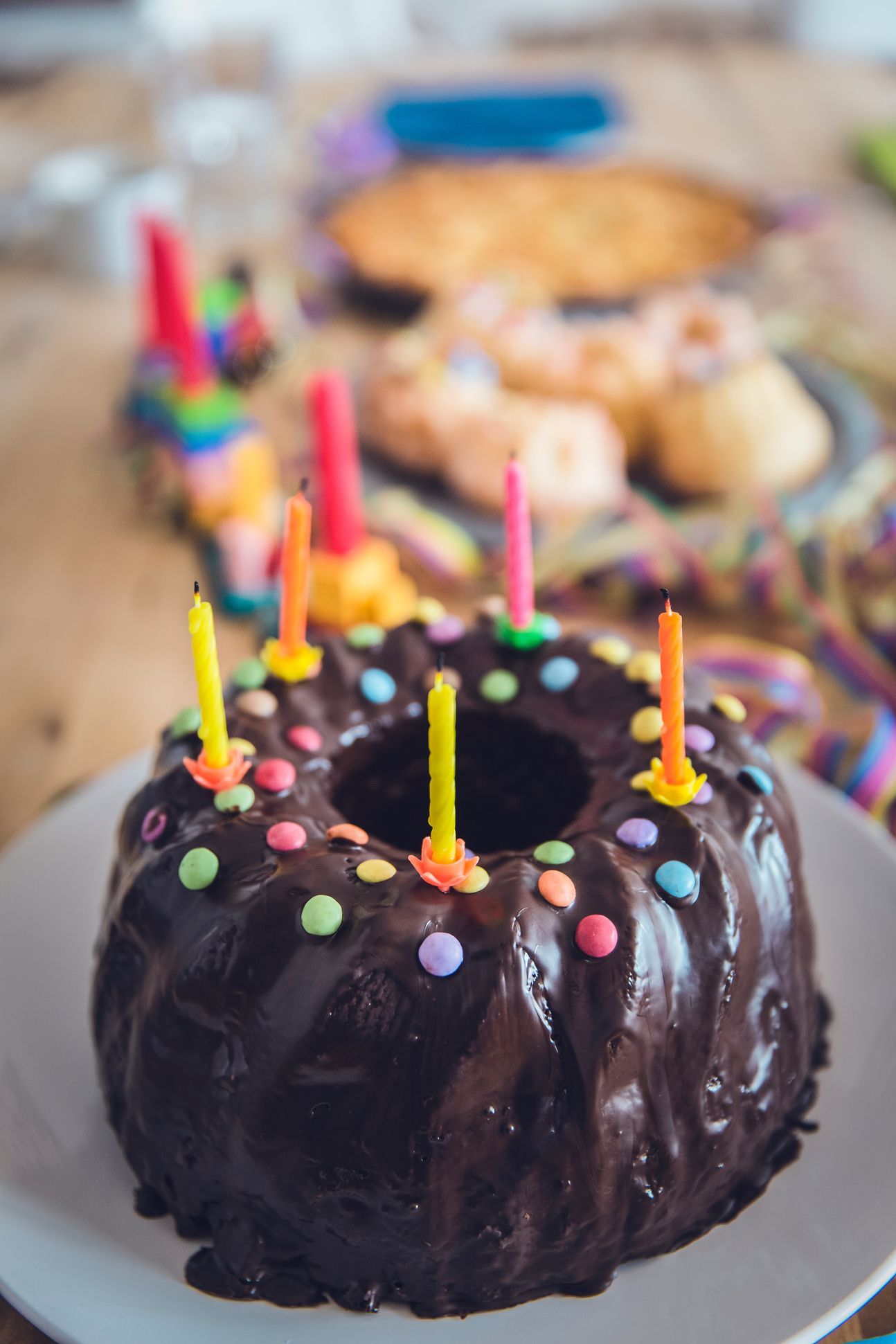 Ein ganzer Marmorkuchen, dekoriert mit Kerzen zum Geburtstag.