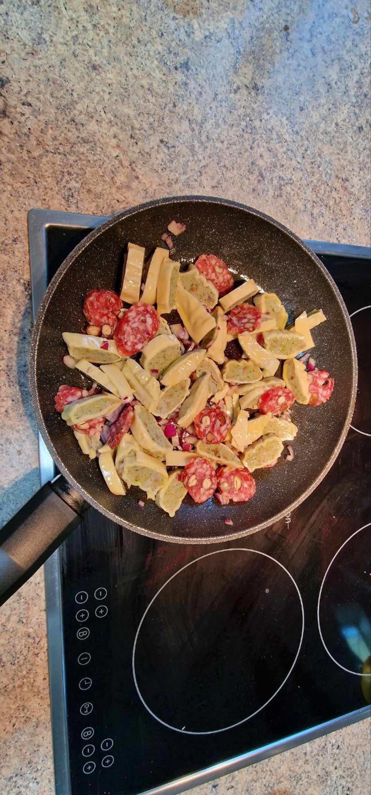 Ein Pfännchen mit Maultaschen und Chorizo