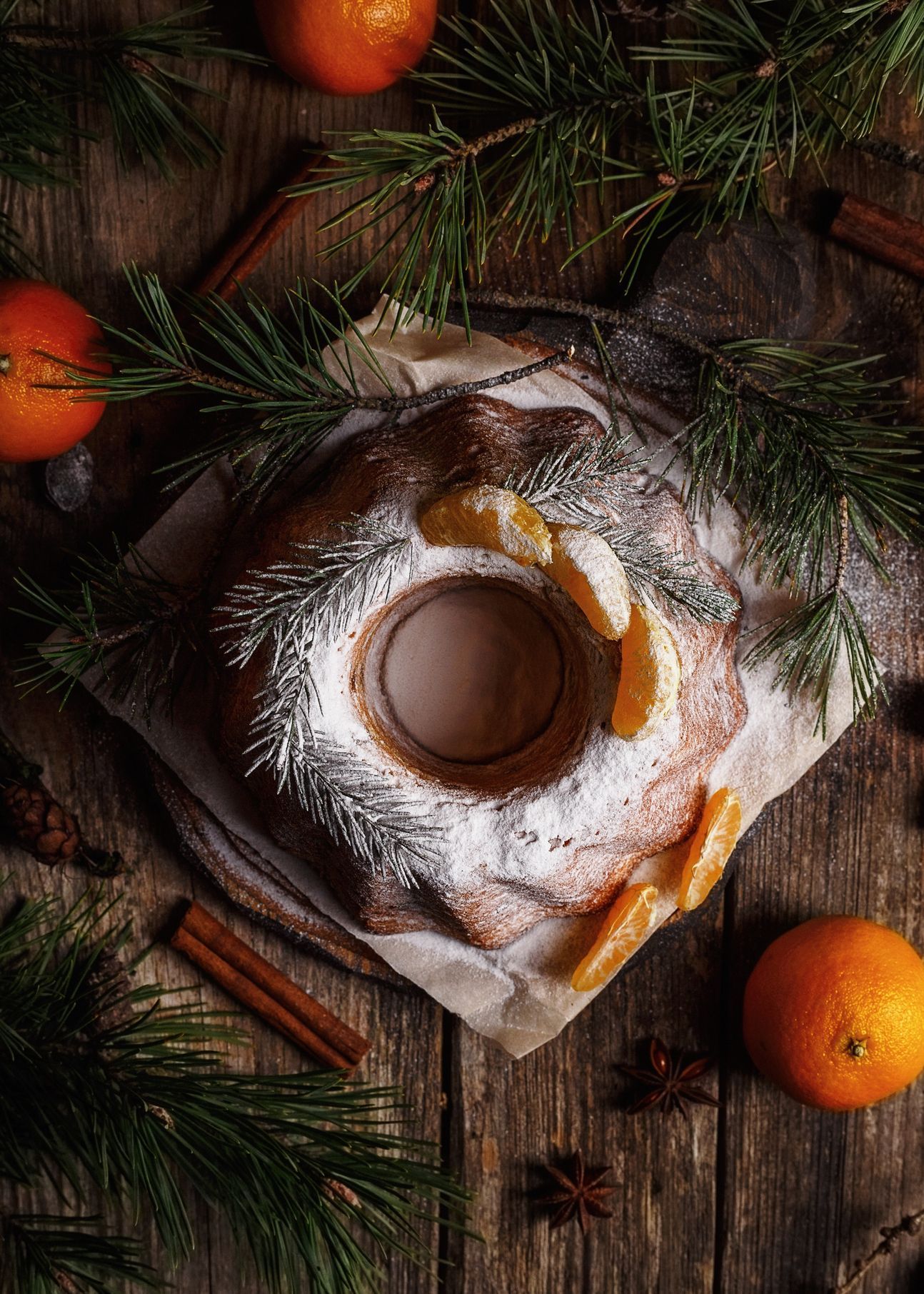 Eine Scheibe Orangenkuchen auf einem karierten Tuch.