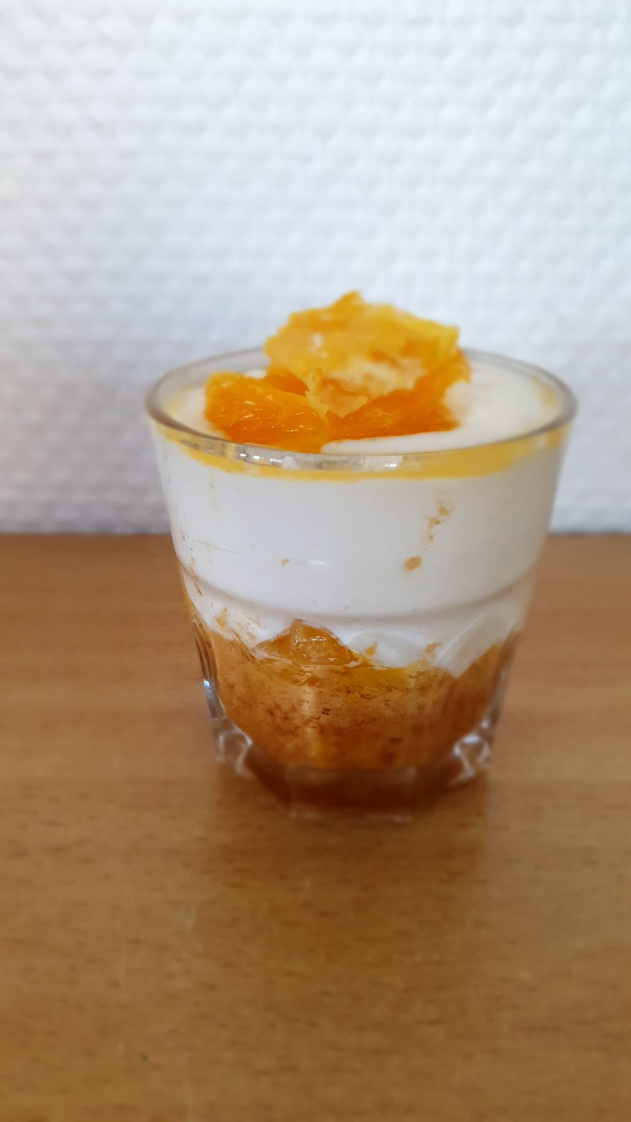 Quarkspeise in zwei Gläsern mit Orangen dekoriert.