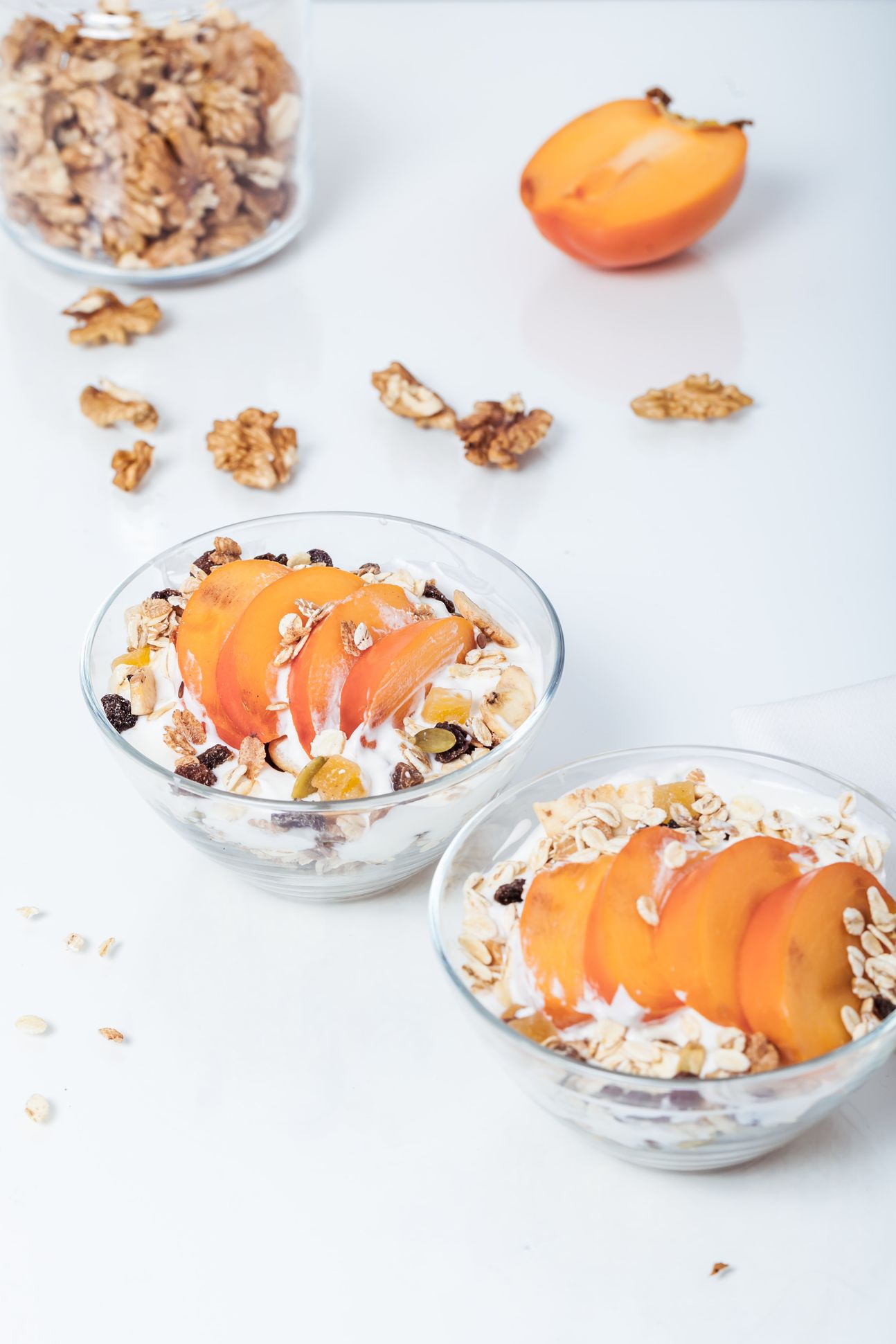 Dessertgläschen mit heller Creme und Pfirsischsscheibchen