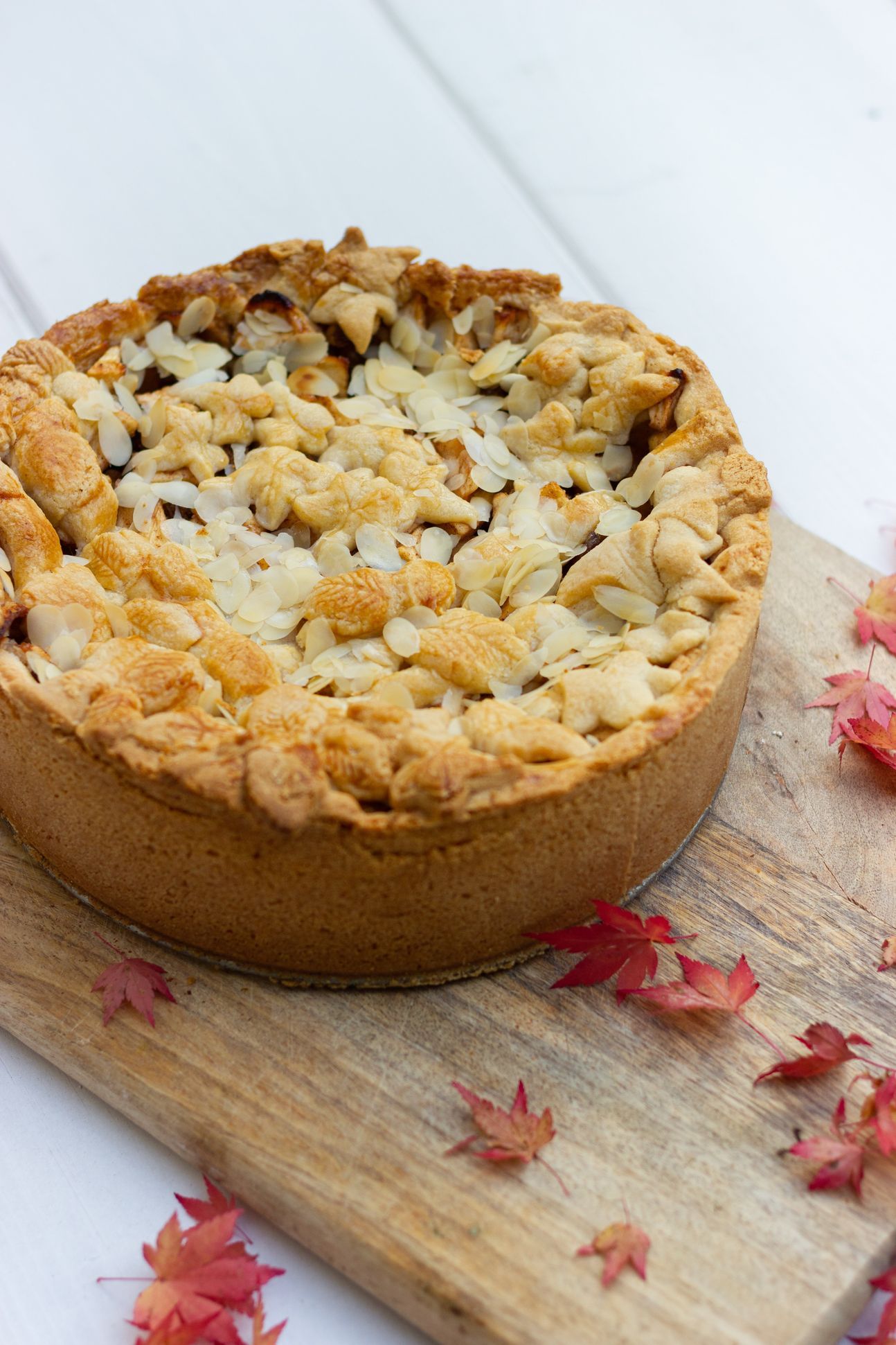 Kuchen mit Streuseln auf einem Brett