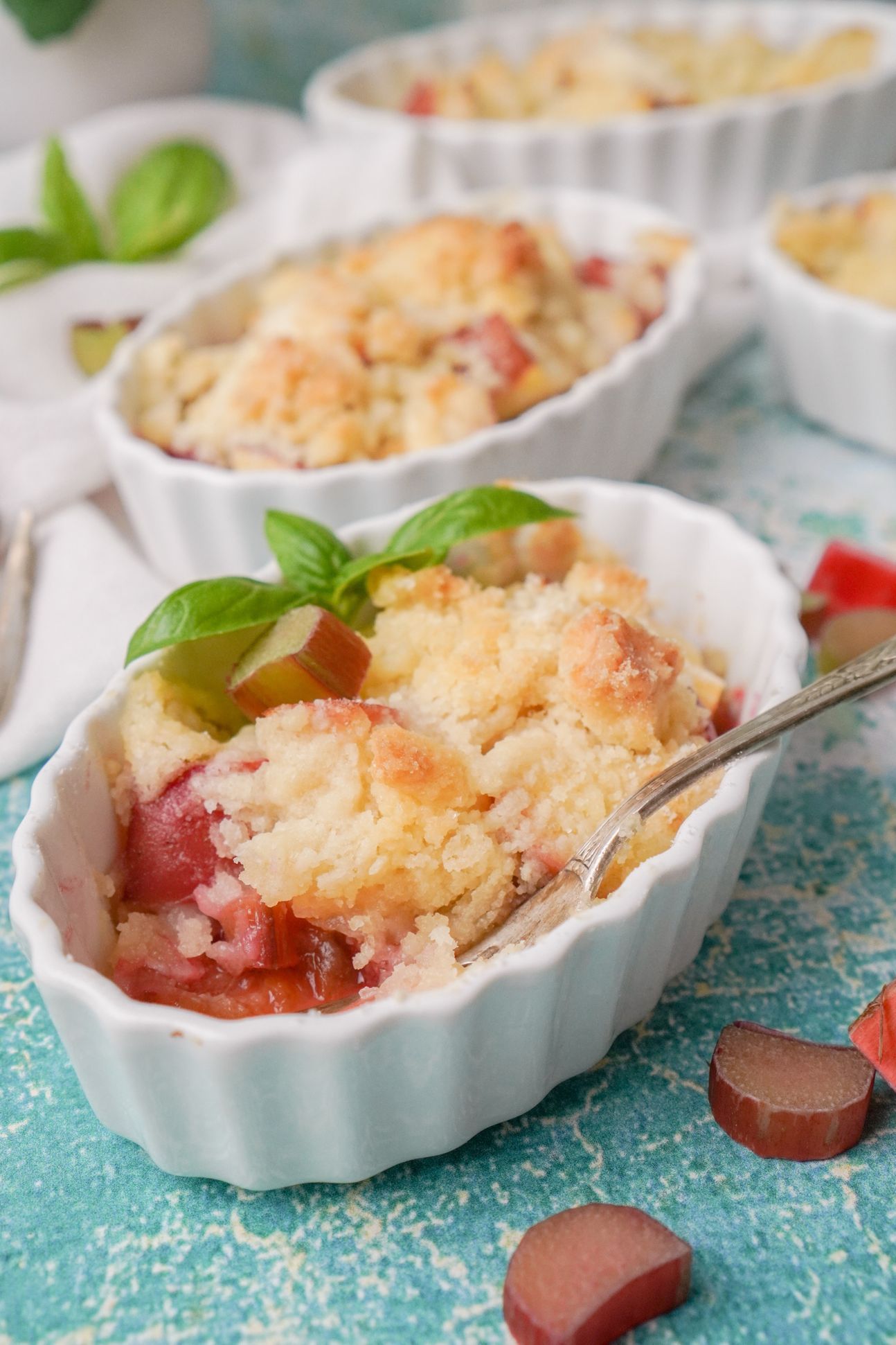 Crumble mit Rhabarber im Schälchen