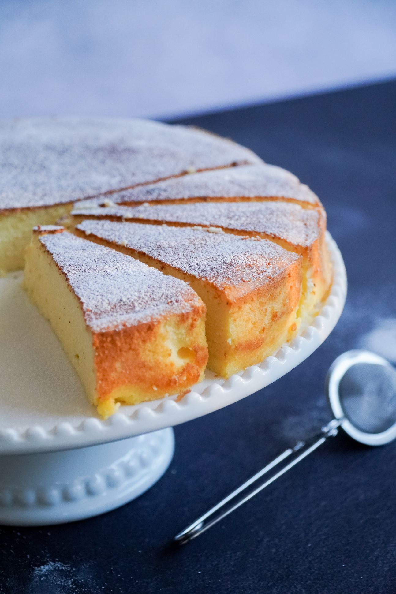 Angeschnittener Kuchen auf einer Etagere.