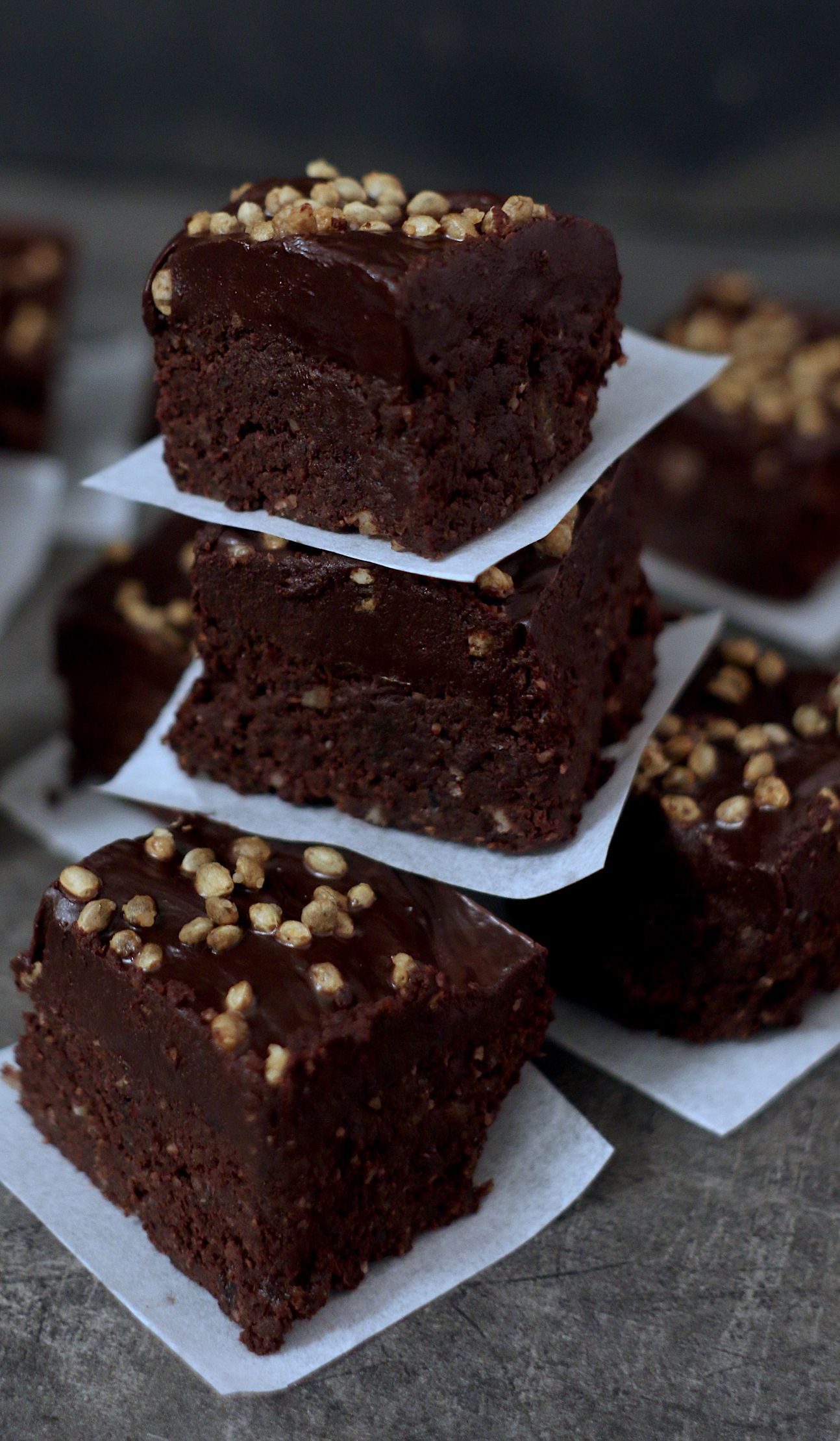 Mehrere Schokobrownies neben- und übereinander gestapelt.