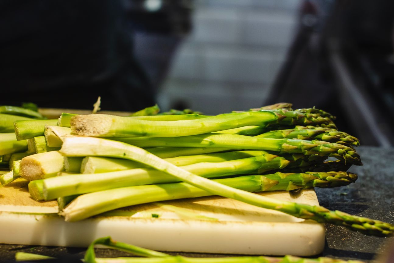 grüner Spargel auf einem Holzbrett