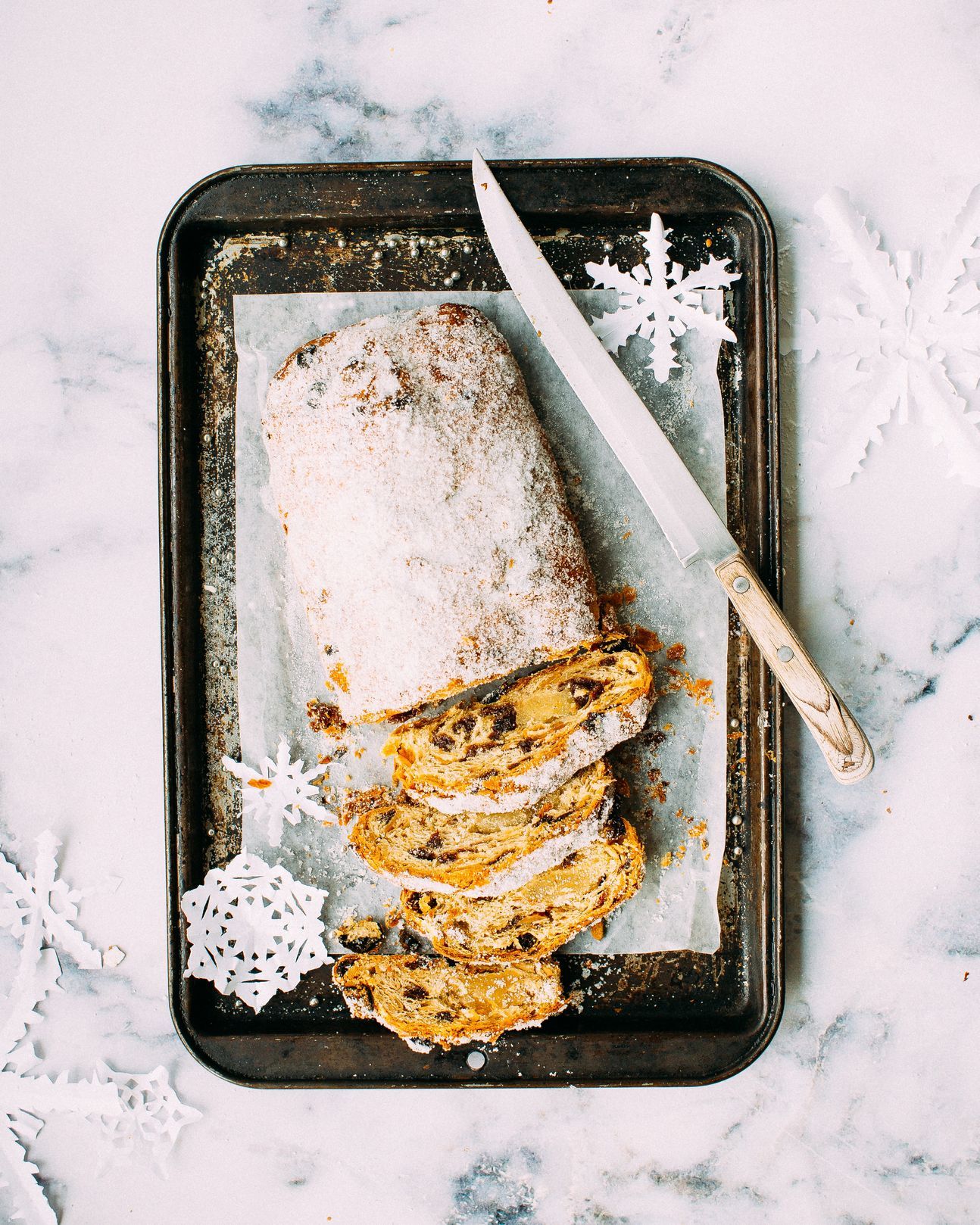 Ein ganzer, angeschnittener Stollen auf einem Blech.