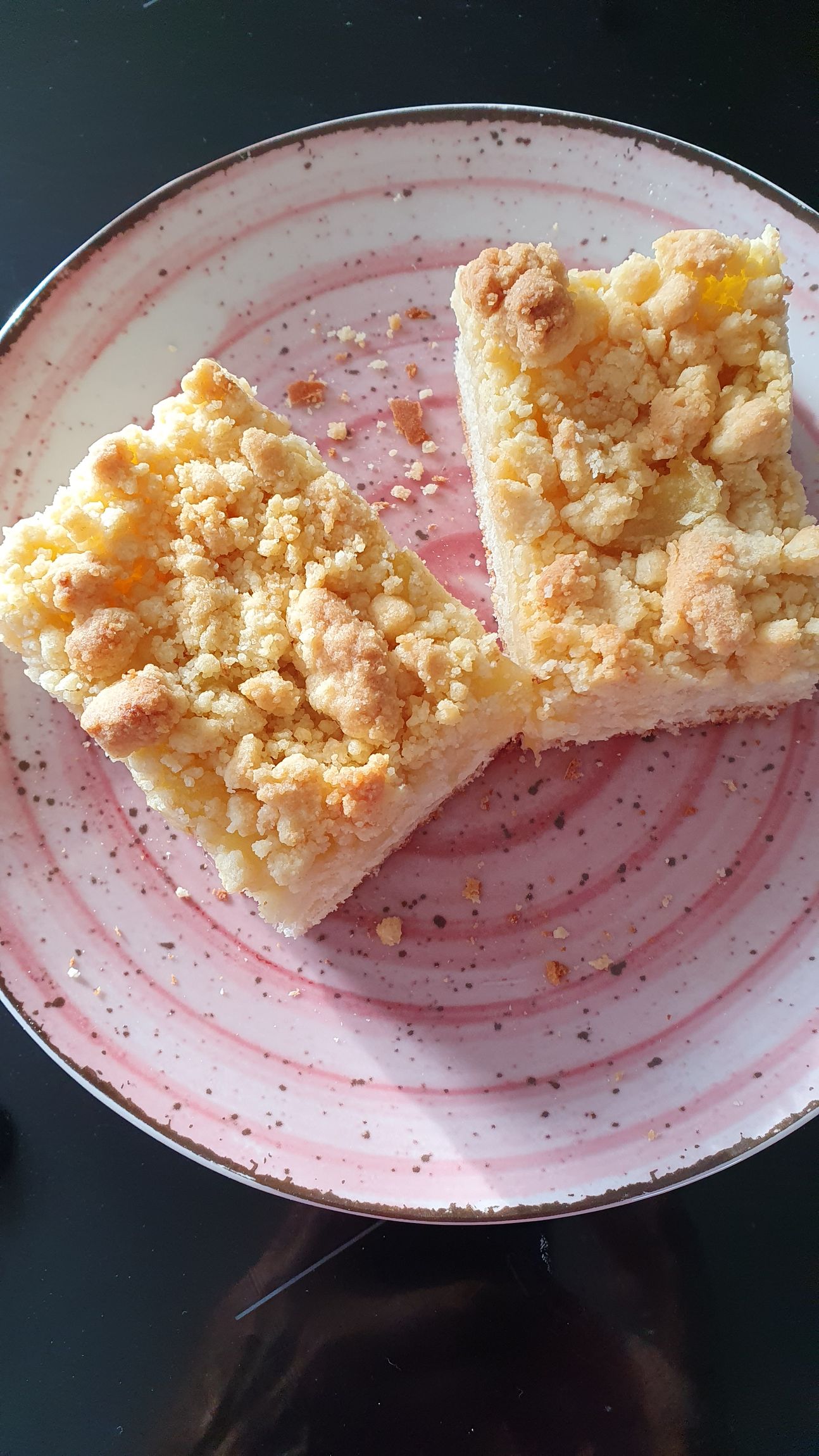 Zwei Stücke Streuselkuchen auf einem Dessertteller.