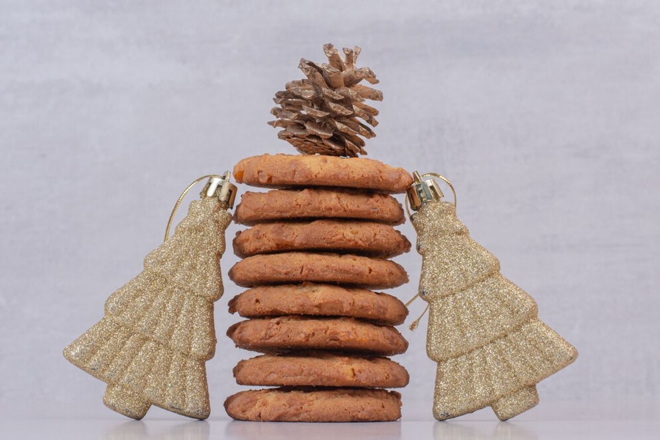 Ein Turm von Lebkuchen, rechts und links mit einem kleinen Tannenbäumchen dekoriert.