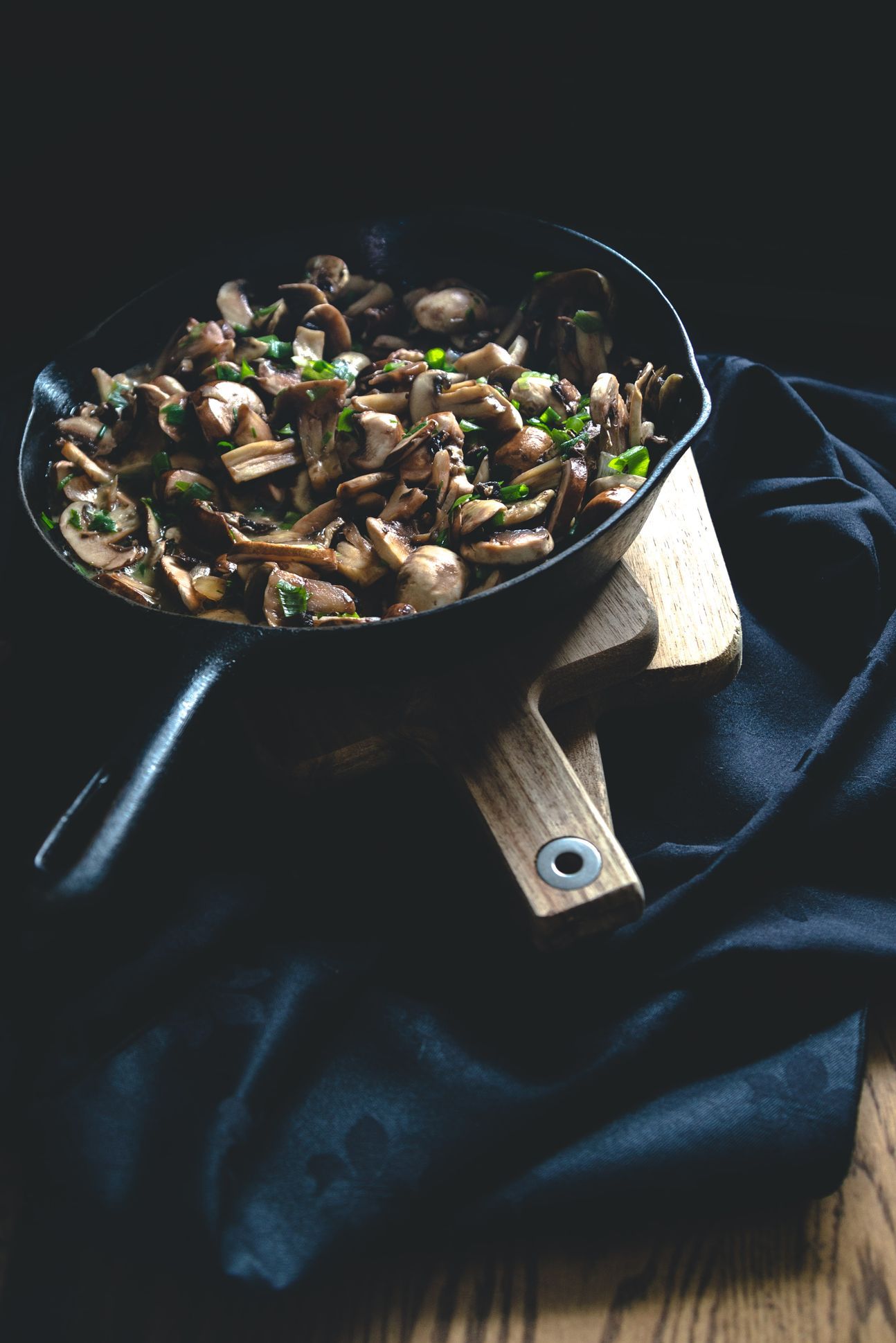 Eine Pfanne mit vielen Champignons.