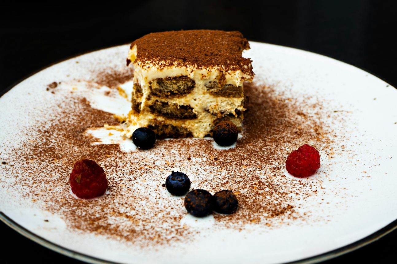 Teller mit Früchten und einem Kuchenstück