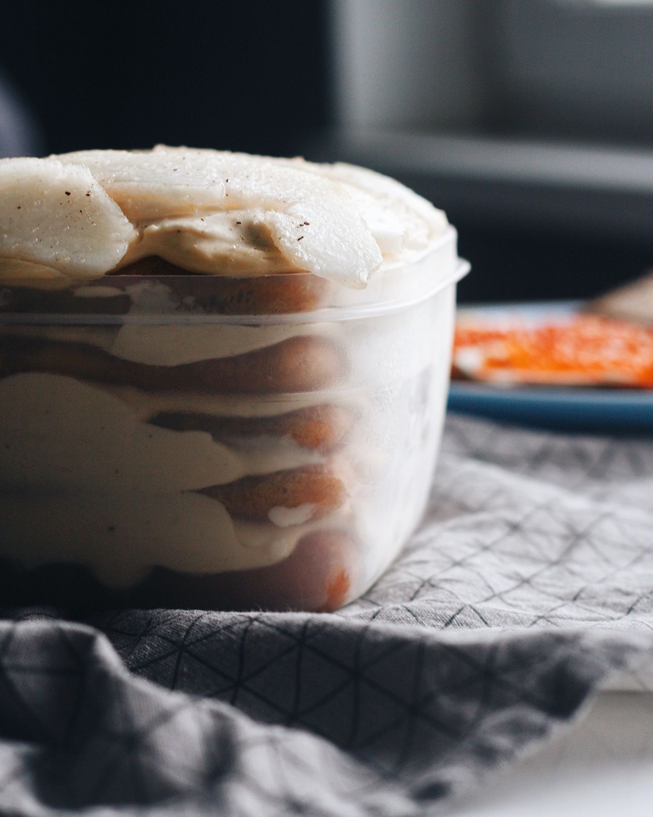 Hohe Glasschüssel mit geschichtetem Tiramisu.