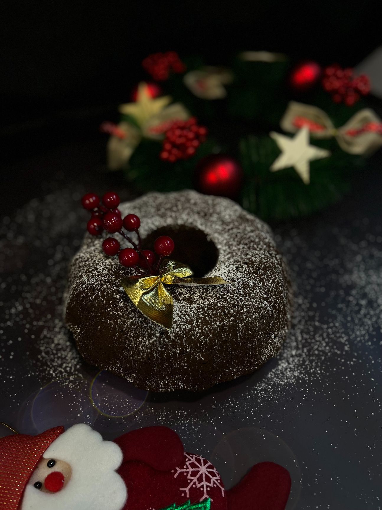 Ein dunkler Rührkuchen in Napfkuchenform, weihnachtlich dekoriert.