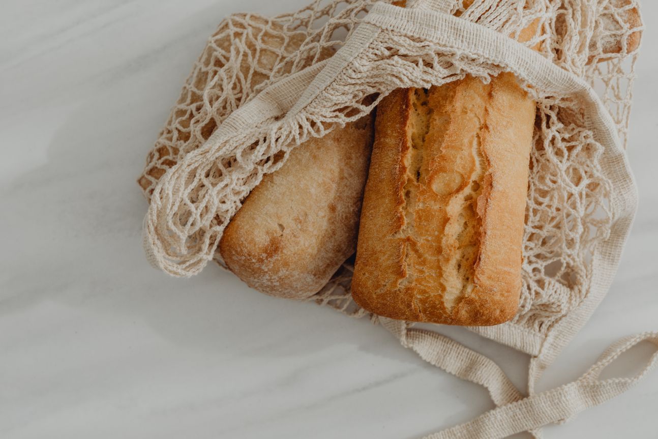 Helle Brötchen in einem Einkaufsnetz.