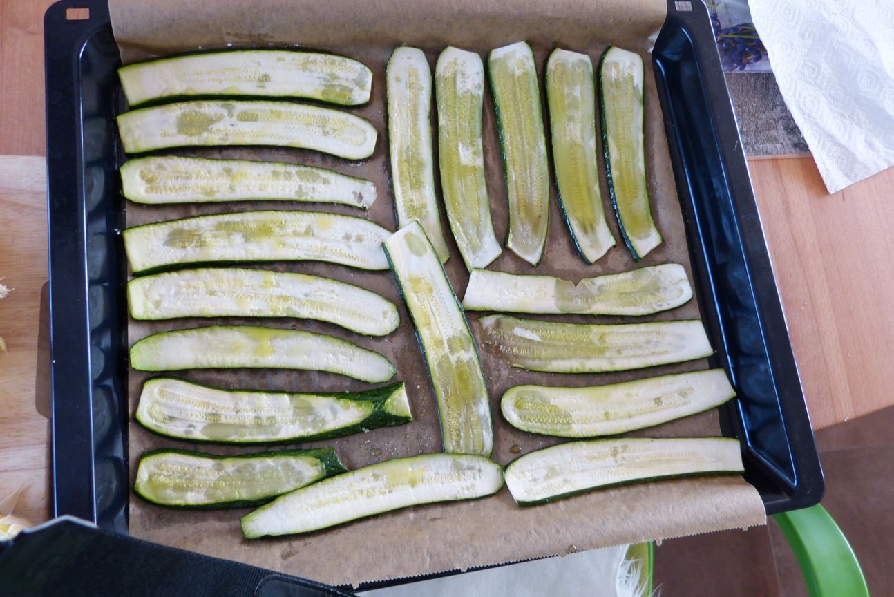 Zucchini-Scheiben auf einem Backblech